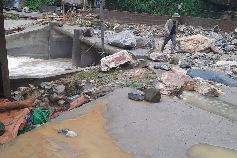 Hiện chính quyền địa phương chưa thể xác định số người bị lũ cuốn trôi nhưng người dân và lực lượng chức năng đã tìm thấy 3 nạn nhân tử vong. (Ảnh: TTXVN phát)