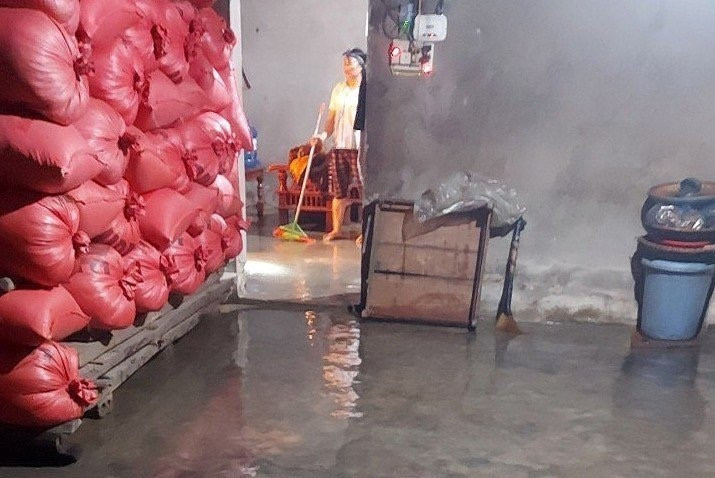 Nước lũ ngập vào nhà dân ỏ xã Mương Bo, thị xã Sa Pa. (Ảnh: TTXVN phát)