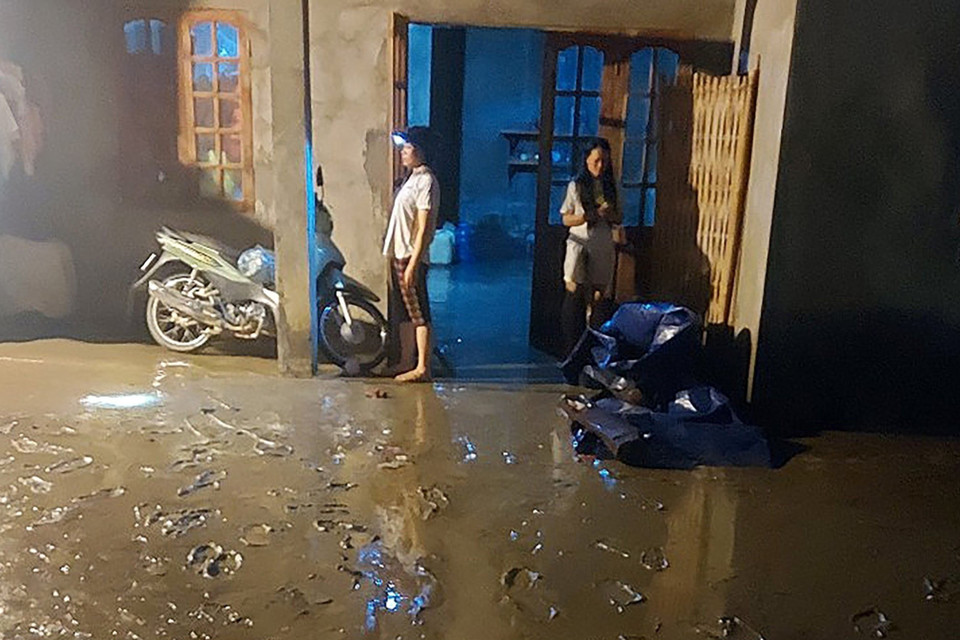 Nước lũ ngập vào nhà dân ỏ xã Mương Bo, thị xã Sa Pa. (Ảnh: TTXVN phát)