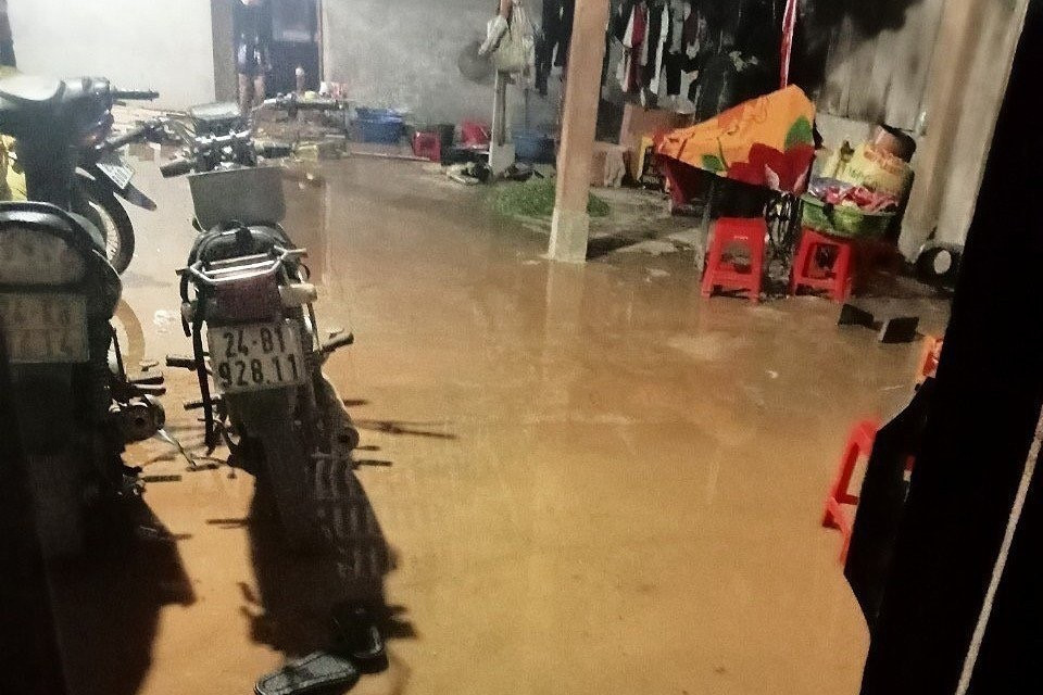 Nước lũ ngập vào nhà dân ỏ xã Mương Bo, thị xã Sa Pa. (Ảnh: TTXVN phát)