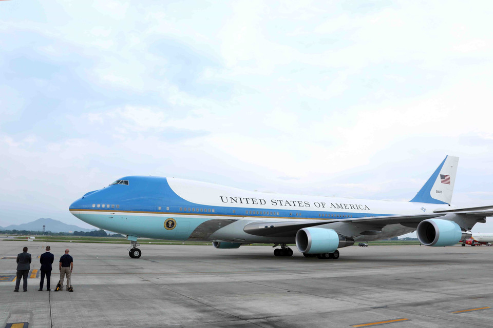 Đúng 15h54 ngày 10/9, chuyên cơ Air Force One chở Tổng thống Hoa Kỳ Joe Biden đáp xuống sân bay quốc tế Nội Bài. (Ảnh: Phạm Kiên/TTXVN)