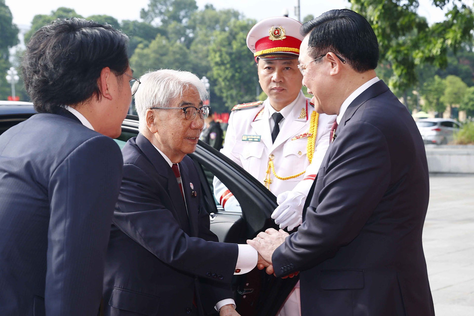 Chủ tịch Quốc hội Vương Đình Huệ đón Chủ tịch Thượng viện Nhật Bản Otsuji Hidehisa. (Ảnh: Doãn Tấn/TTXVN)