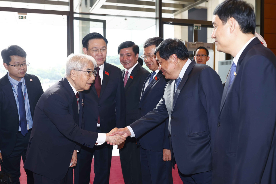 Chủ tịch Thượng viện Nhật Bản Otsuji Hidehisa với thành viên đoàn Việt Nam tại Lễ đón. (Ảnh: Doãn Tấn/TTXVN)