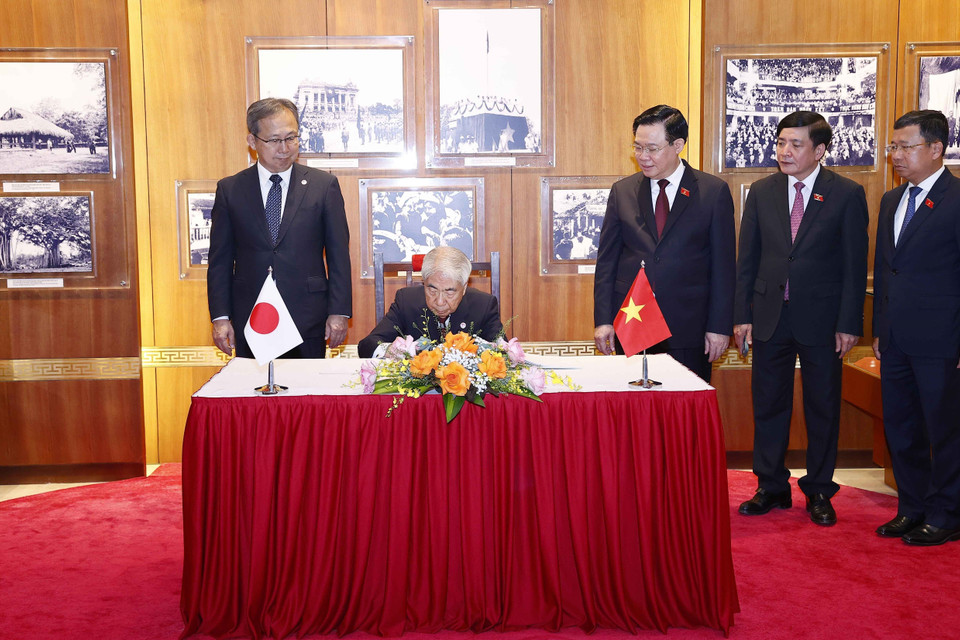 Chủ tịch Thượng viện Nhật Bản Otsuji Hidehisa thăm Phòng Truyền thống Nhà Quốc hội và ký Sổ Lưu niệm. (Ảnh: Doãn Tấn/TTXVN)