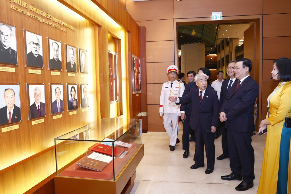 Chủ tịch Thượng viện Nhật Bản Otsuji Hidehisa thăm Phòng Truyền thống Nhà Quốc hội. (Ảnh: Doãn Tấn/TTXVN)