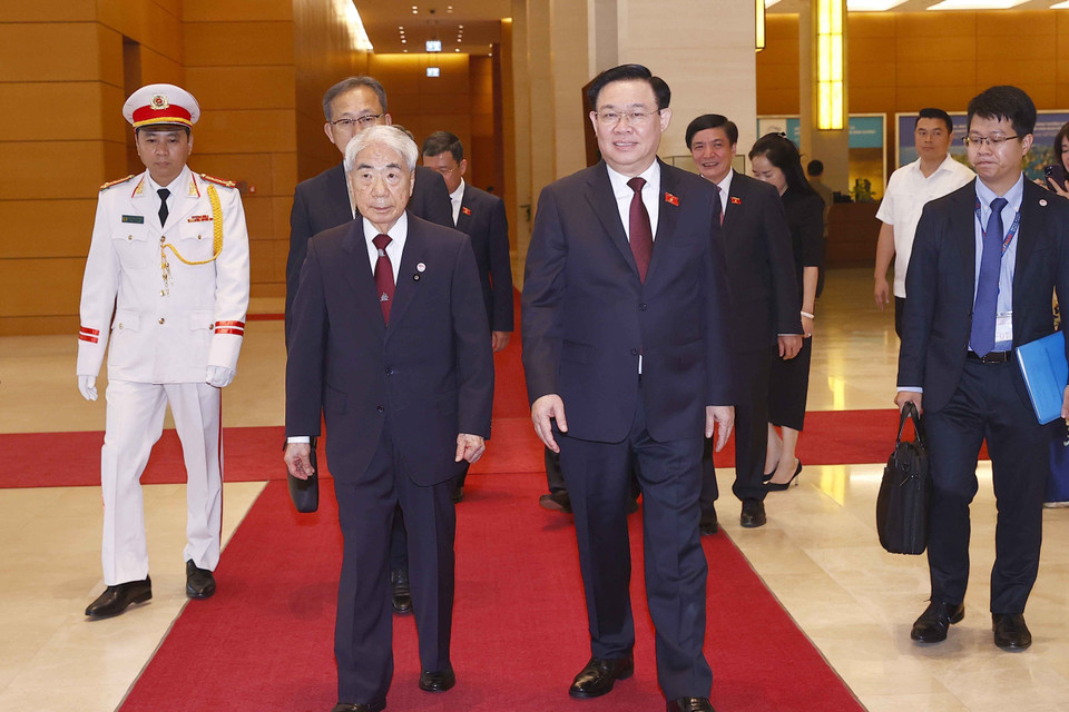 Chủ tịch Quốc hội Vương Đình Huệ đón Chủ tịch Thượng viện Nhật Bản Otsuji Hidehisa. (Ảnh: Doãn Tấn/TTXVN)