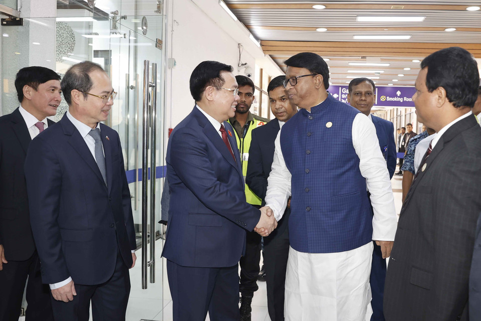 Lễ đón Chủ tịch Quốc hội Vương Đình Huệ tại Sân bay Quốc tế Hazart Shahjalal, Thủ đô Dhaka. (Ảnh: Doãn Tấn/TTXVN) 