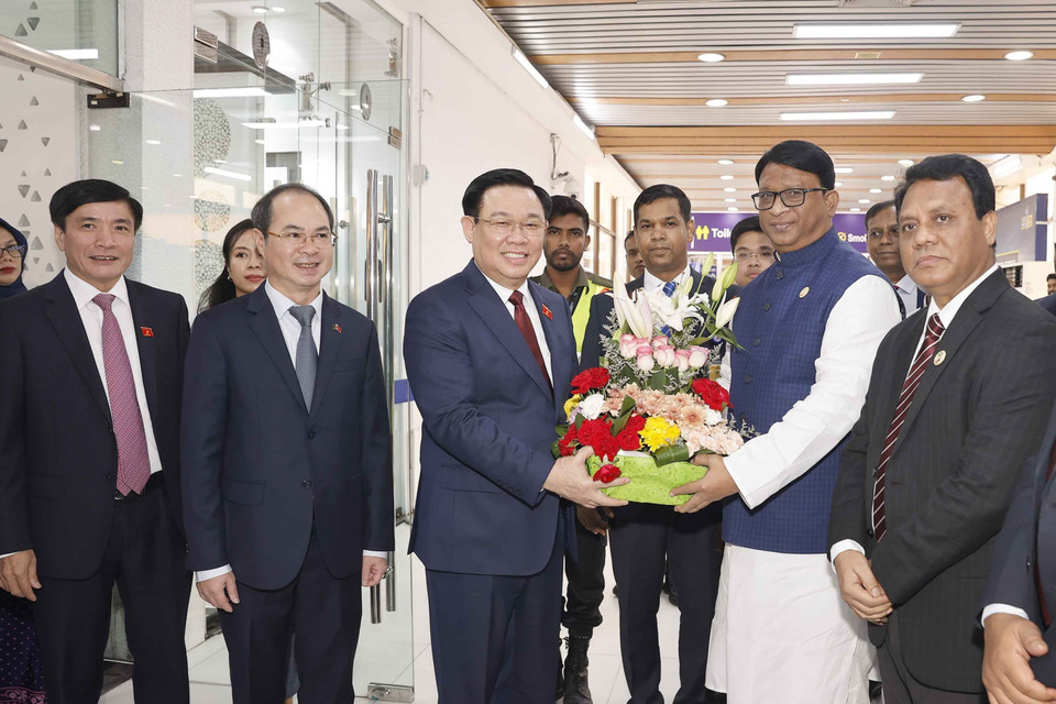 Lễ đón Chủ tịch Quốc hội Vương Đình Huệ tại Sân bay Quốc tế Hazart Shahjalal, Thủ đô Dhaka. (Ảnh: Doãn Tấn/TTXVN)