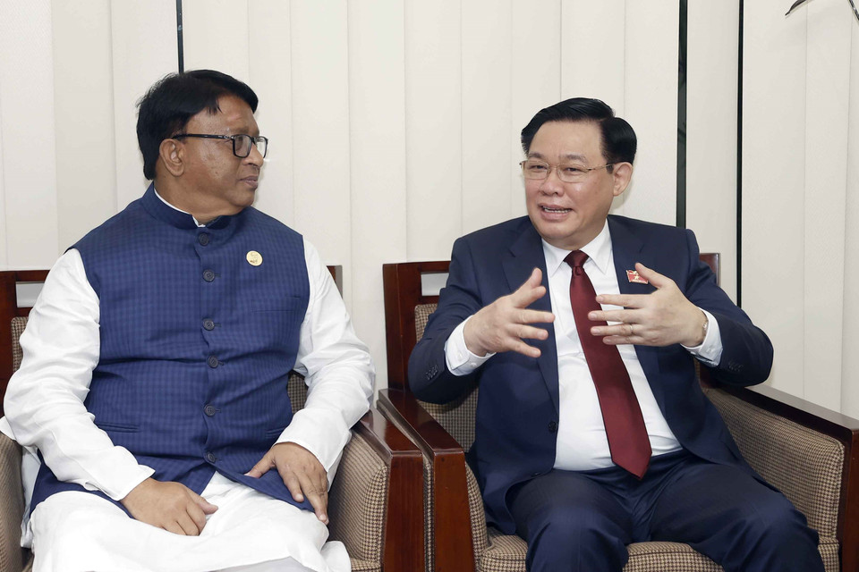 Lễ đón Chủ tịch Quốc hội Vương Đình Huệ tại Sân bay Quốc tế Hazart Shahjalal, Thủ đô Dhaka. (Ảnh: Doãn Tấn/TTXVN)