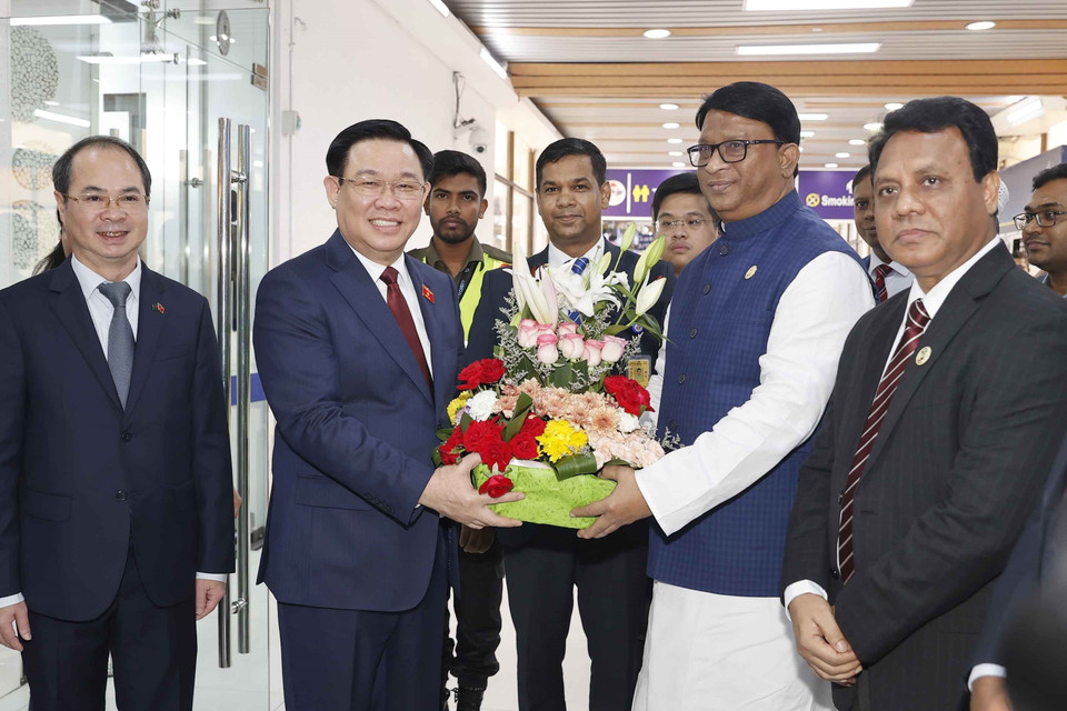 Lễ đón Chủ tịch Quốc hội Vương Đình Huệ tại Sân bay Quốc tế Hazart Shahjalal, Thủ đô Dhaka. (Ảnh: Doãn Tấn/TTXVN)
