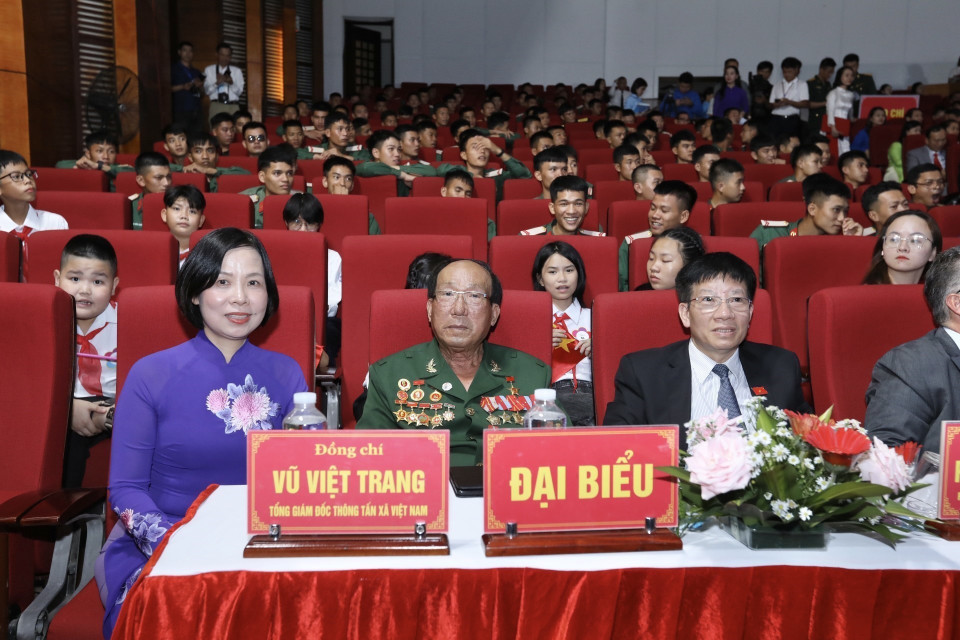 Tổng Giám đốc TTXVN Vũ Việt Trang và các đại biểu tham dự Lễ kỷ niệm. (Ảnh: Minh Quyết/TTXVN)