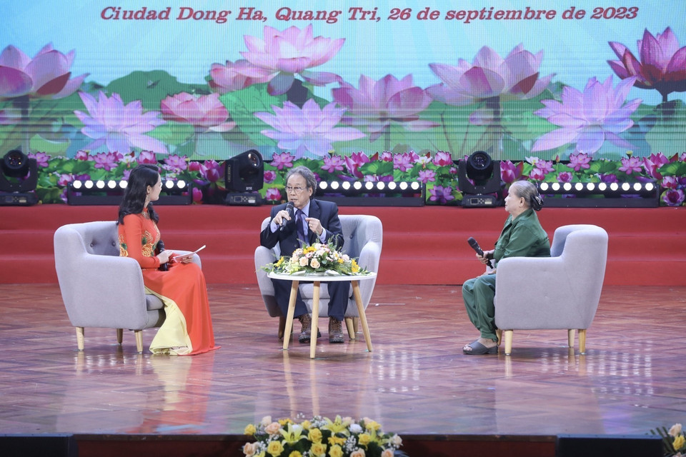 Gặp gỡ, giao lưu cùng nhân chứng lịch sử Nguyễn Xuân Phong, nguyên Vụ trưởng Vụ châu Mỹ (Bộ Ngoại giao), phiên dịch viên khi Chủ tịch Fidel Castro sang thăm Việt Nam và nhân chứng Hoàng Thị Chẩm (dũng sỹ Dốc Miếu). (Ảnh: Minh Quyết/TTXVN)