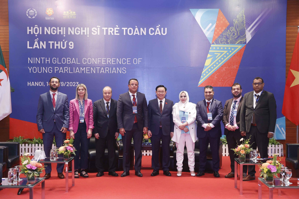 Chủ tịch Quốc hội Vương Đình Huệ chụp ảnh lưu niệm với đại biểu. (Ảnh: Doãn Tấn/TTXVN)