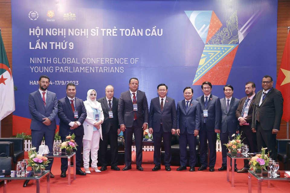 Chủ tịch Quốc hội Vương Đình Huệ chụp ảnh lưu niệm với đại biểu. (Ảnh: Doãn Tấn/TTXVN)