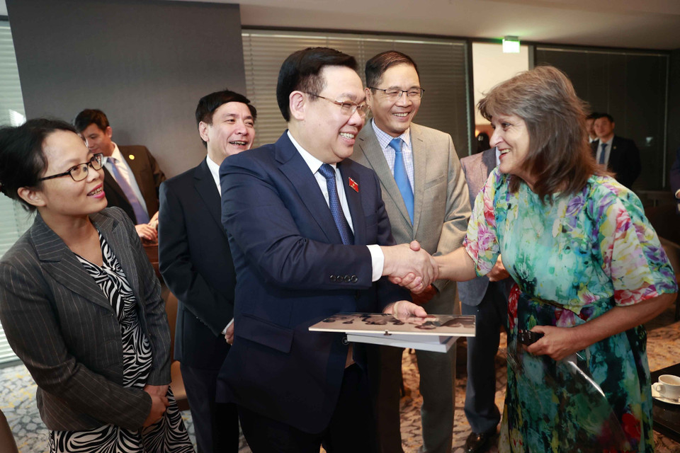 Thành viện Hội Hữu nghị Bulgaria-Việt Nam tặng sách Chủ tịch Quốc hội Vương Đình Huệ. (Ảnh: Doãn Tấn/TTXVN)