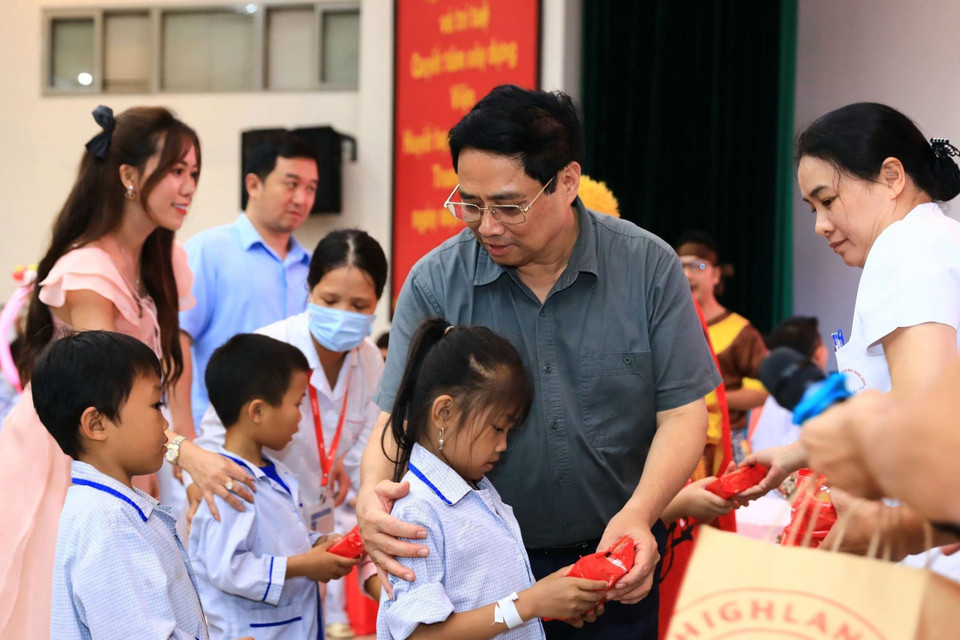 Thủ tướng Phạm Minh Chính tặng quà cho các em đang điều trị tại Viện Huyết học và Truyền máu Trung ương nhân dịp Tết Trung Thu. (Ảnh: Hoàng Hiếu/TTXVN)