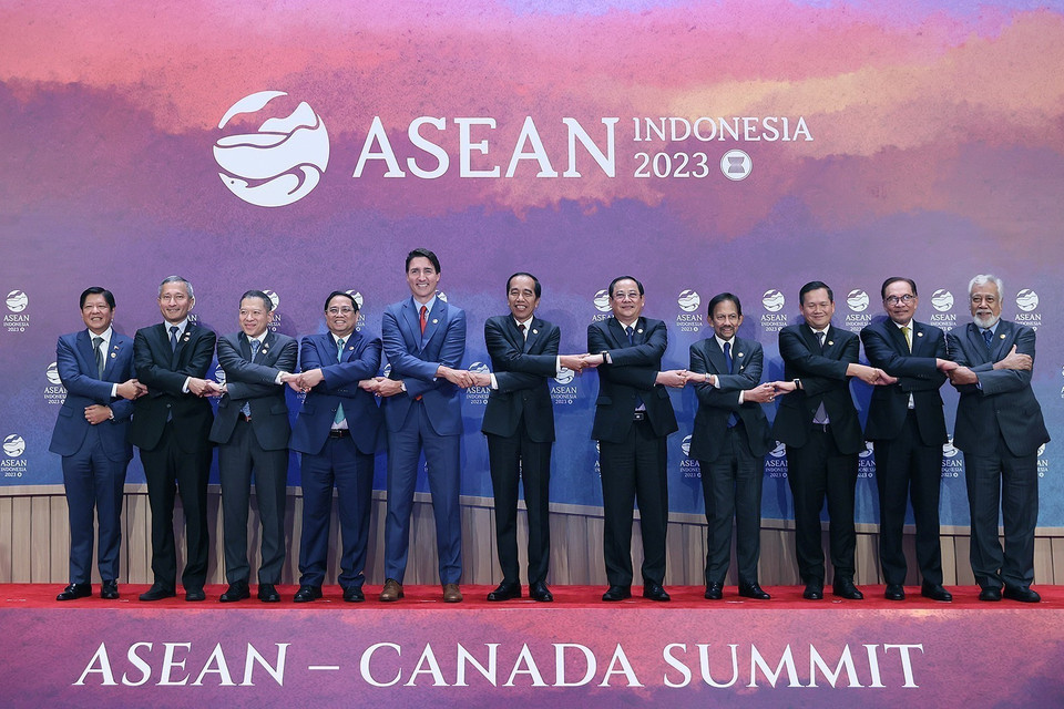 Thủ tướng Phạm Minh Chính và các Trưởng đoàn tham dự Hội nghị Cấp cao Đặc biệt ASEAN-Canada chụp ảnh chung. (Ảnh: Dương Giang/TTXVN)