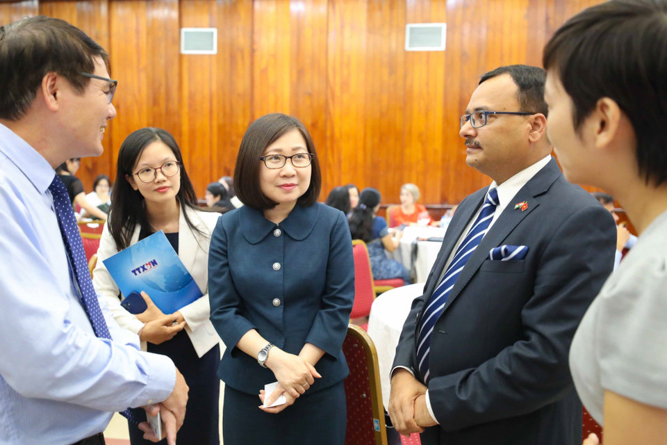 Phó Tổng giám đốc Thông tấn xã Việt Nam Đoàn Thị Tuyết Nhung giao lưu cùng các đại biểu tham dự ngày hội. (Ảnh: Thanh Tùng/TTXVN)