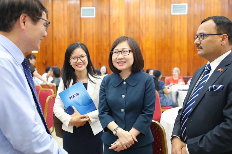 Phó Tổng giám đốc Thông tấn xã Việt Nam Đoàn Thị Tuyết Nhung giao lưu cùng các đại biểu tham dự ngày hội. (Ảnh: Thanh Tùng/TTXVN)