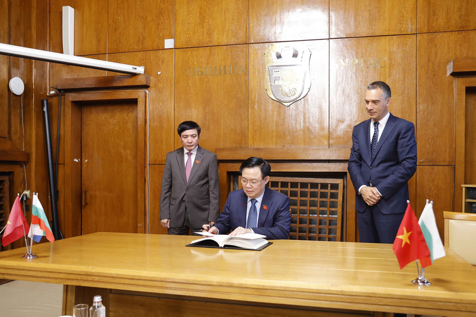 Chủ tịch Quốc hội Vương Đình Huệ viết lưu bút tại Tòa thị chính Burgas. (Ảnh: Doãn Tấn/TTXVN)