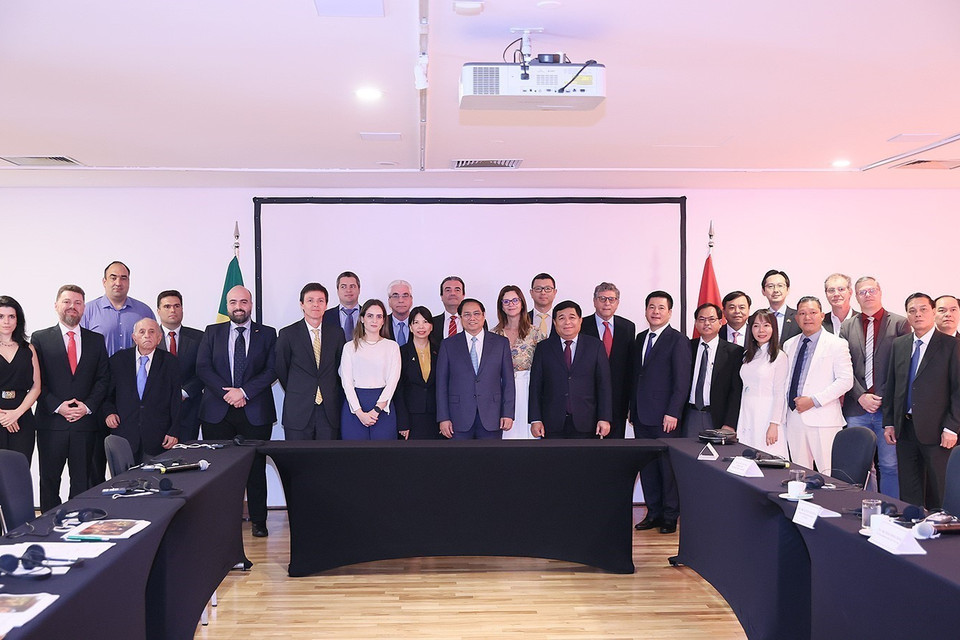Thủ tướng Phạm Minh Chính với đại diện các doanh nghiệp Brazil. (Ảnh: Dương Giang/TTXVN)