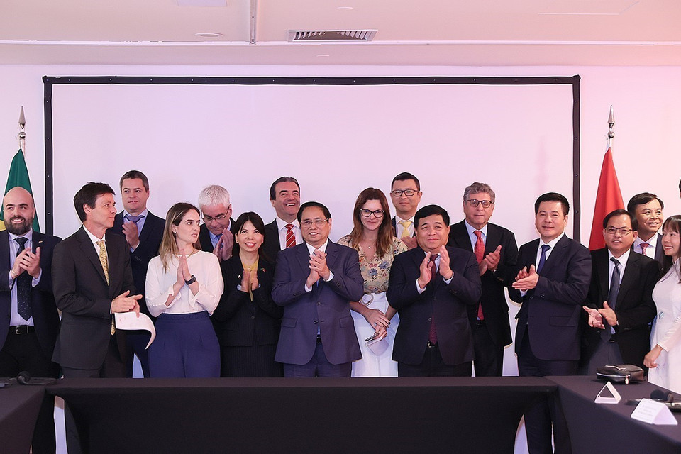 Thủ tướng Phạm Minh Chính với đại diện các doanh nghiệp Brazil. (Ảnh: Dương Giang/TTXVN)
