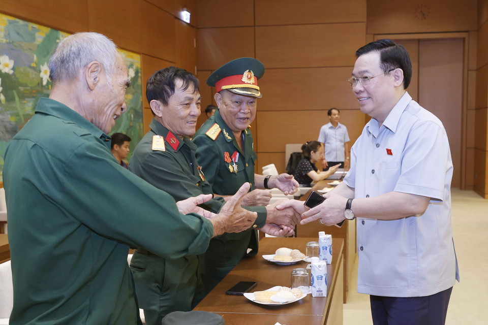 Chủ tịch Quốc hội Vương Đình Huệ với các đại biểu. (Ảnh: Doãn Tấn/TTXVN)