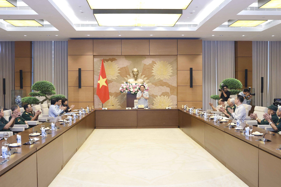 Chủ tịch Quốc hội Vương Đình Huệ gặp mặt Hội Chiến sỹ Cách mạng bị địch bắt, tù đày tỉnh Nghệ An. (Ảnh: Doãn Tấn/TTXVN)