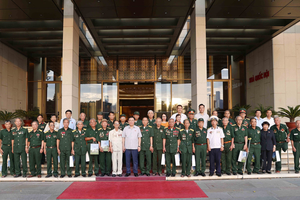 Chủ tịch Quốc hội Vương Đình Huệ chụp ảnh lưu niệm với đại biểu. (Ảnh: Doãn Tấn/TTXVN)