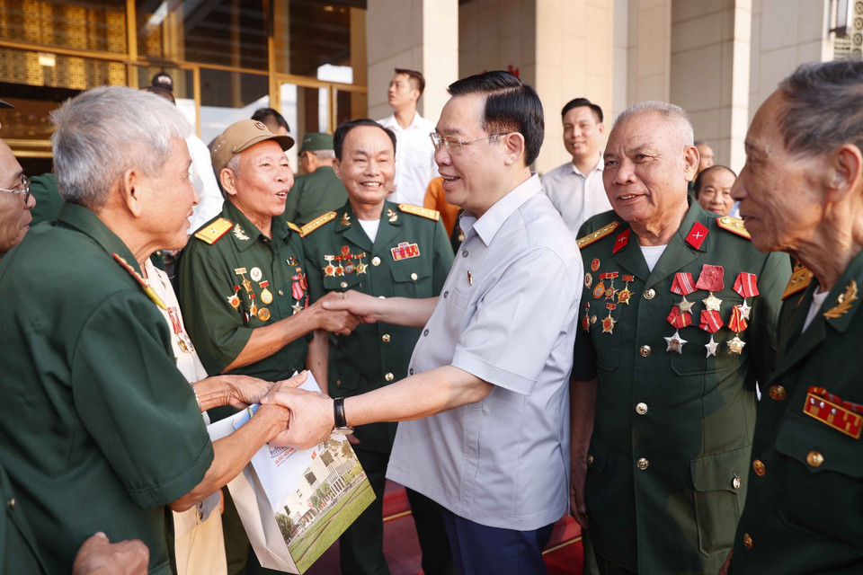 Chủ tịch Quốc hội Vương Đình Huệ với đại biểu. (Ảnh: Doãn Tấn/TTXVN)