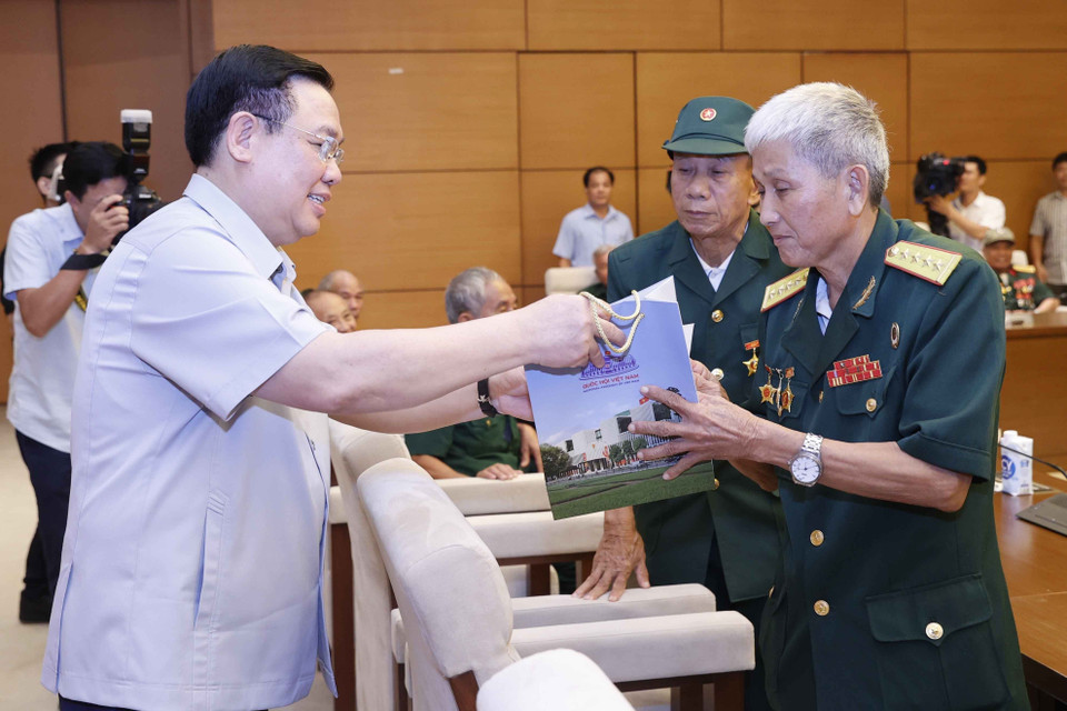 Chủ tịch Quốc hội Vương Đình Huệ tặng quà Chiến sỹ Cách mạng bị địch bắt, tù đày tỉnh Nghệ An. (Ảnh: Doãn Tấn/TTXVN)