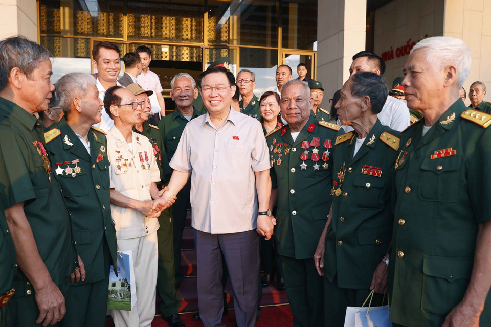 Chủ tịch Quốc hội Vương Đình Huệ với đại biểu. (Ảnh: Doãn Tấn/TTXVN)