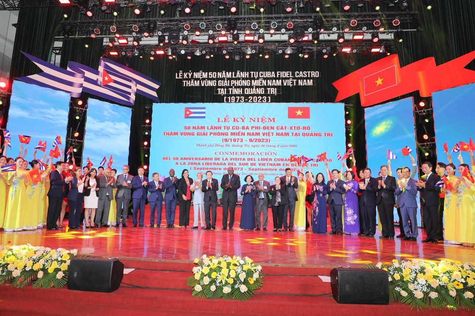 Đại biểu chụp ảnh chung. (Ảnh: Thanh Tùng/TTXVN)