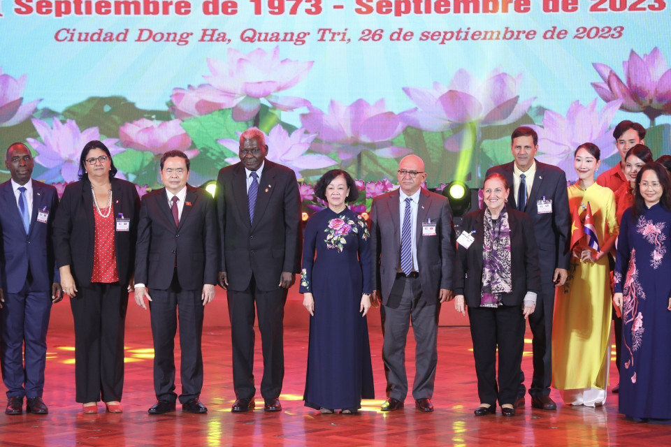 Ông Esteban Lazo Hernandez, Ủy viên Bộ Chính trị, Chủ tịch Quốc hội Cuba; bà Trương Thị Mai, Ủy viên Bộ Chính trị, Thường trực Ban Bí thư, Trưởng Ban Tổ chức Trung ương; ông Trần Thanh Mẫn, Ủy viên Bộ Chính trị, Phó Chủ tịch thường trực Quốc hội và các đại biểu tại Lễ kỷ niệm. (Ảnh: Thanh Tùng/TTXVN)