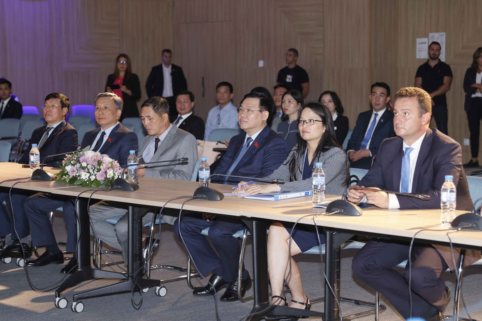 Chủ tịch Quốc hội Vương Đình Huệ nghe giới thiệu về cảng Burgas. (Ảnh: Doãn Tấn/TTXVN)