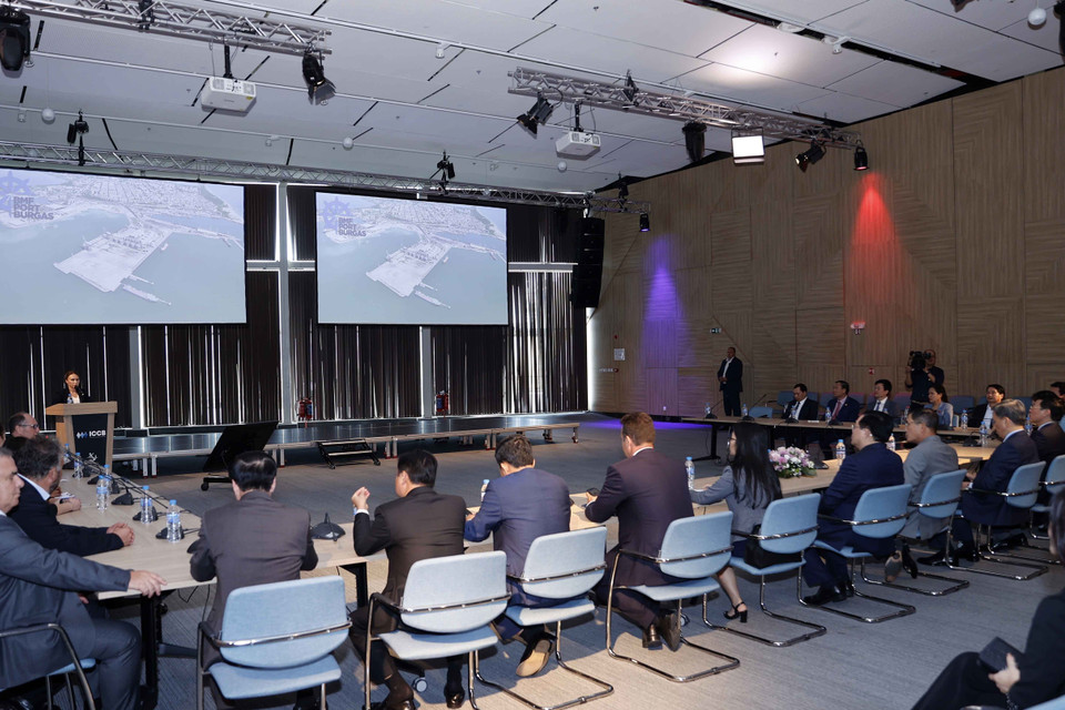 Chiều 26/9 (giờ địa phương), tại thành phố Burgas, Chủ tịch Quốc hội Vương Đình Huệ và đoàn đại biểu cấp cao Việt Nam thăm cảng Burgas. (Ảnh: Doãn Tấn/TTXVN)