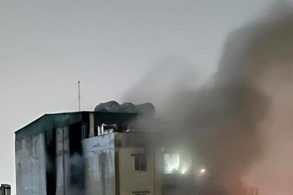 Toàn cảnh đám cháy chung cư mini trong hẻm 29/70 phố Khương Hạ, phường Khương Đình, quận Thanh Xuân, Hà Nội) (Ảnh: Phạm Kiên/TTXVN)