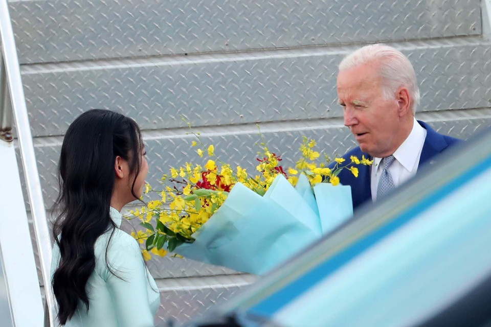 Thiếu nữ Thủ đô tặng hoa, chào mừng Tổng thống Hoa Kỳ Joe Biden đến Hà Nội, bắt đầu chuyến thăm cấp Nhà nước tới Việt Nam. (Ảnh: An Đăng/TTXVN)