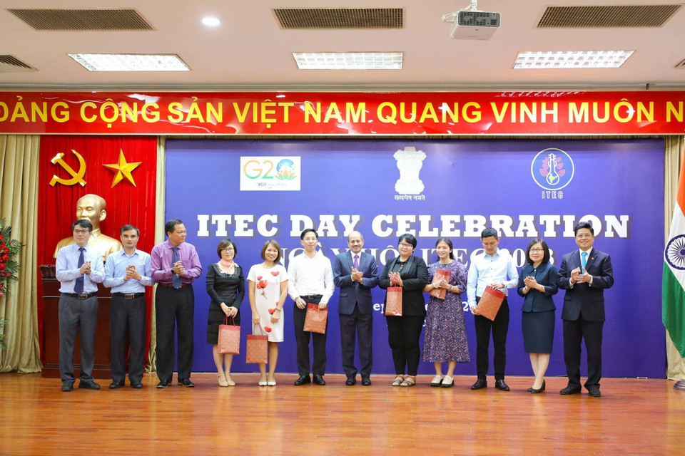 Trao giải phần thi hỏi đáp tìm hiểu về Ấn Độ trong ngày hội.(Ảnh: Thanh Tùng/TTXVN)