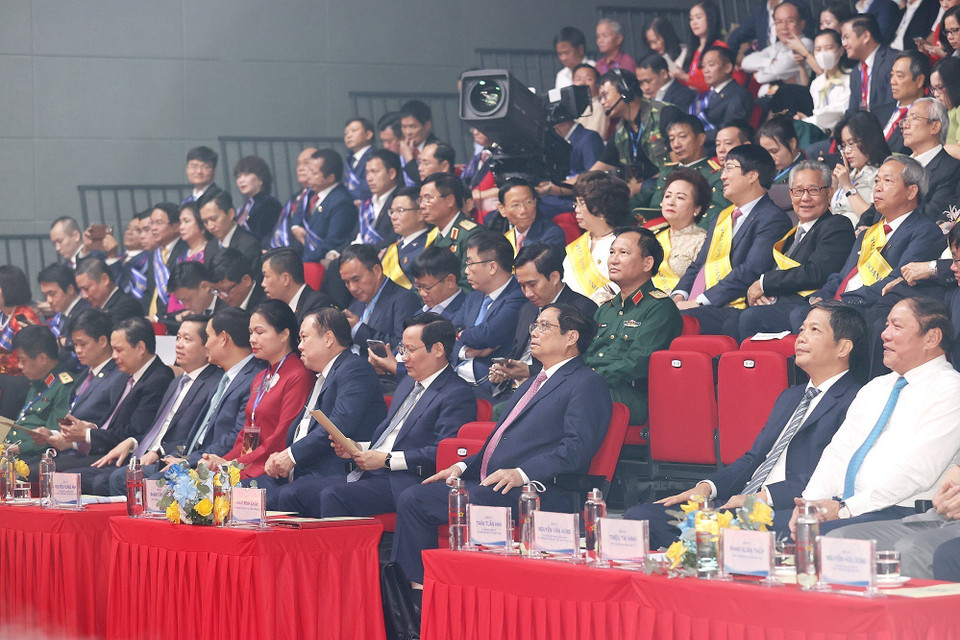 Thủ tướng Phạm Minh Chính với các đại biểu tham dự kỷ niệm Ngày Doanh nhân Việt Nam. (Ảnh: Dương Giang/TTXVN)