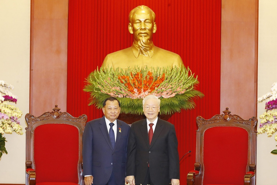 Tổng Bí thư Nguyễn Phú Trọng chụp ảnh lưu niệm cùng Chủ tịch Thượng viện Campuchia, Phó Chủ tịch, Trưởng Ban Thường trực Ban Thường vụ Trung ương Đảng Nhân dân Campuchia Samdech Say Chhum. (Ảnh: Trí Dũng/TTXVN)