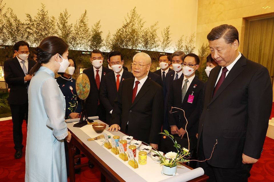 Tổng Bí thư Nguyễn Phú Trọng và Tổng Bí thư, Chủ tịch Trung Quốc Tập Cận Bình nghe giới thiệu trà đạo. (Ảnh: Trí Dũng/TTXVN)