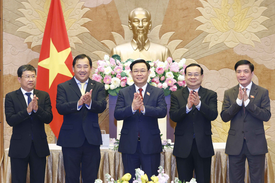 Chủ tịch Quốc hội Vương Đình Huệ với đại biểu. (Ảnh: Doãn Tấn/TTXVN)