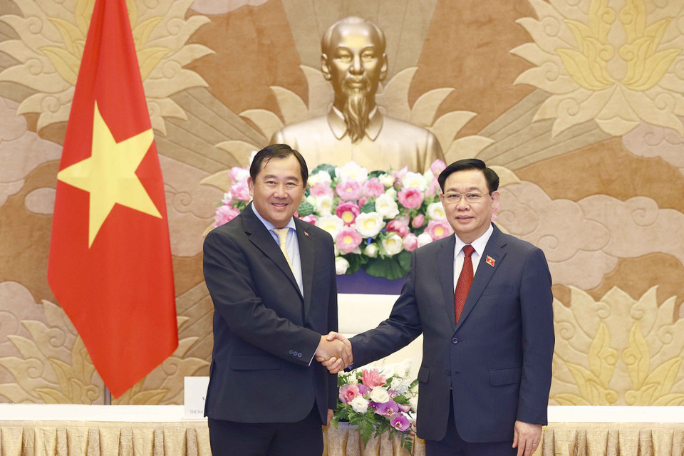 Chủ tịch Quốc hội Vương Đình Huệ tiếp Chủ nhiệm Ủy ban Đối ngoại, Hợp tác quốc tế, Thông tin và Truyền thông của Quốc hội Campuchia Sous Yara. (Ảnh: Doãn Tấn/TTXVN)