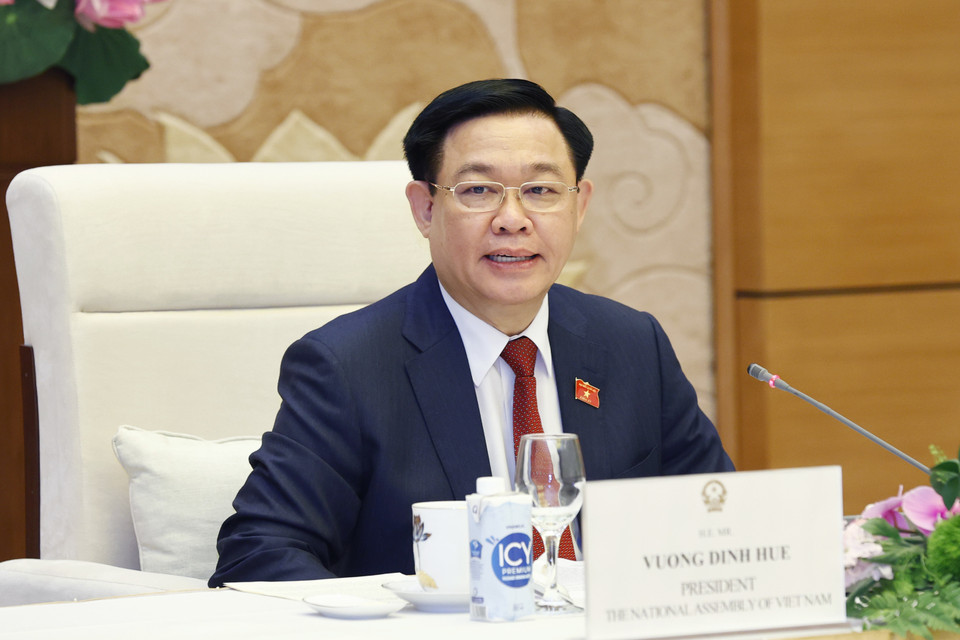 Chủ tịch Quốc hội Vương Đình Huệ phát biểu tại buổi tiếp Chủ nhiệm Ủy ban Đối ngoại Quốc hội của Lào Sanya Praseuth và Chủ nhiệm Ủy ban Đối ngoại, Hợp tác quốc tế, Thông tin và Truyền thông của Quốc hội Campuchia Sous Yara. (Ảnh: Doãn Tấn/TTXVN)