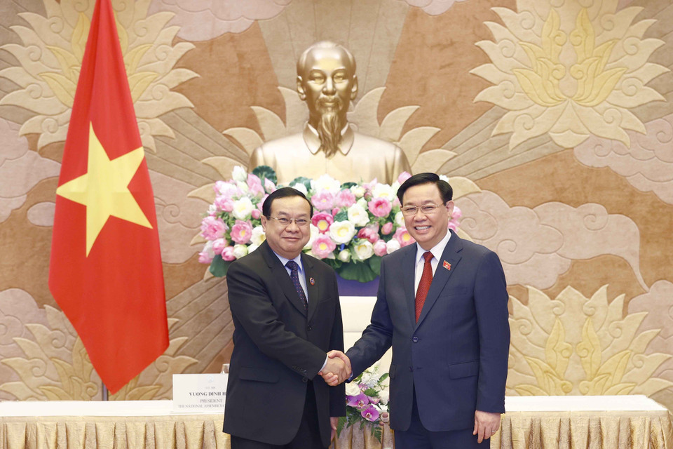 Chủ tịch Quốc hội Vương Đình Huệ tiếp Chủ nhiệm Ủy ban Đối ngoại Quốc hội Lào Sanya Praseuth. (Ảnh: Doãn Tấn/TTXVN)