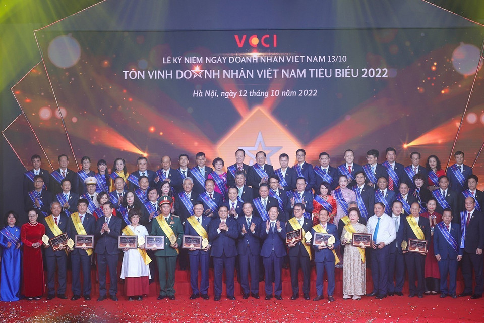 Thủ tướng Phạm Minh Chính với các Doanh nhân tiêu biểu. (Ảnh: Dương Giang/TTXVN)