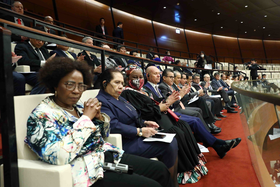 Đại diện các cơ quan đại diện ngoại giao, tổ chức quốc tế tại Hà Nội tham dự phiên khai mạc. (Ảnh: Phạm Kiên/TTXVN)