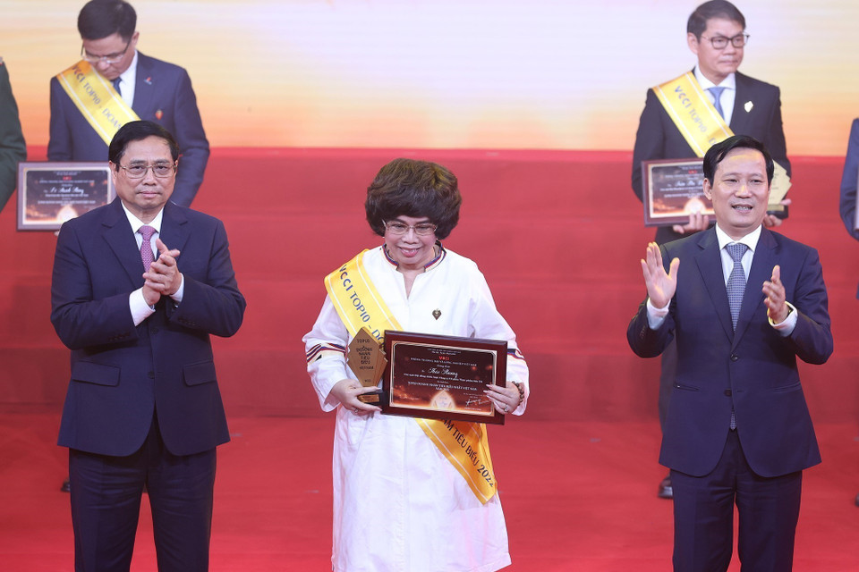 Thủ tướng Phạm Minh Chính trao tặng danh hiệu tôn vinh các doanh nhân được vinh danh Top 10 Doanh nhân Việt Nam tiêu biểu nhất. (Ảnh: Dương Giang/TTXVN)