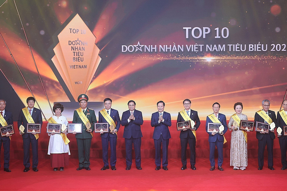 Thủ tướng Phạm Minh Chính trao tặng danh hiệu tôn vinh các doanh nhân được vinh danh Top 10 Doanh nhân Việt Nam tiêu biểu nhất. (Ảnh: Dương Giang/TTXVN)